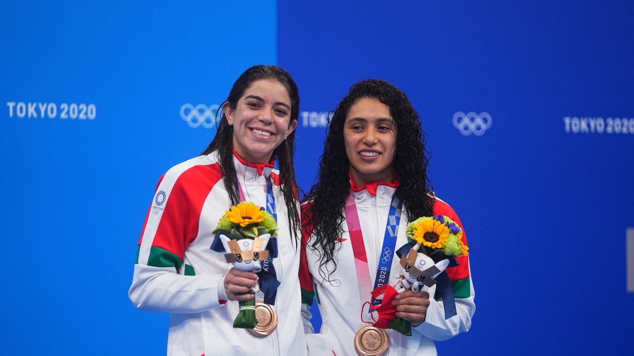Alejandra Orozco (left) and Gabriela Agúndez receive their medals at the Tokyo Olympics. 