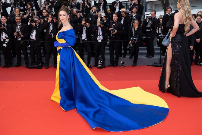 Ukrainian journalist Elvira Gavrilova honored her country at the "Monster" screening in a glamorous blue-and-yellow dress reminiscent of the national flag.