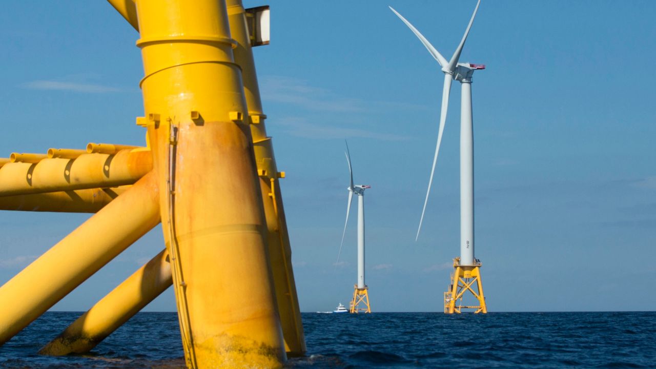Tres de las siete únicas turbinas eólicas marinas en aguas estadounidenses en el proyecto Deepwater Wind cerca de Block Island, Rhode Island.