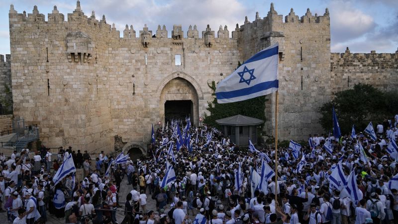 NextImg:Contentious Flag March attracts thousands of Israelis to Jerusalem's Old City | CNN