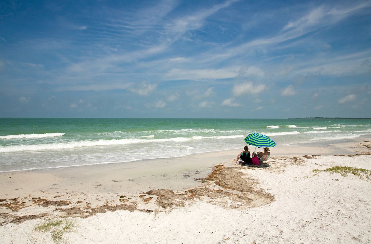 <strong>4.  Vườn Tiểu bang Đảo Caladesi, Dunedin/Clearwater, Florida:</strong>Có hai bãi biển của Florida lọt vào danh sách 10 bãi biển hàng đầu năm nay, cả hai bãi biển đều thuộc Vịnh Mexico.  Caladesi có những con đường mòn chèo thuyền kayak và ca nô.