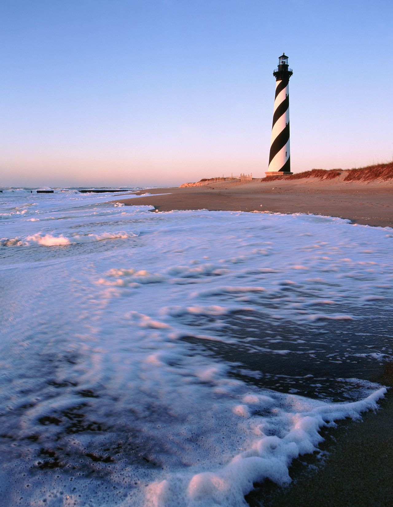 <strong>5.  Bãi biển Hải đăng, Buxton, Bắc Carolina:</strong>Bãi biển ở Outer Banks này là điểm lướt sóng hàng đầu ở Bờ biển Đại Tây Dương của Hoa Kỳ.  Ngọn hải đăng đặc biệt đã được di chuyển vào đất liền vào năm 1999 để tẩy mòn.