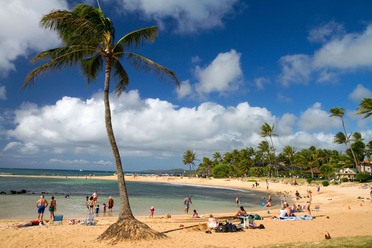 <strong>9.  Bãi biển Poipu, Kauai, Hawaii:</strong>Bãi biển ở phía khô ráo, đầy nắng này của Kauai thực sự là hai bãi biển bỏ túi.