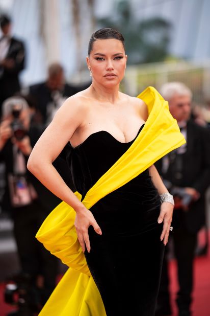 Adriana Lima wore an eye-catching black, mermaid shaped gown with an exaggerated yellow sash by Tamara Ralph.