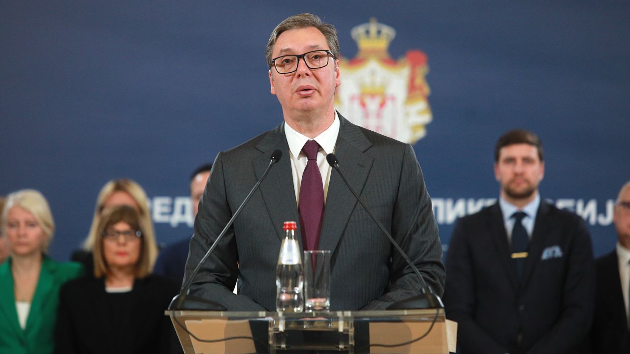 La respuesta de Vučić recibió algunos elogios en el extranjero, pero generó fuertes críticas a nivel nacional.