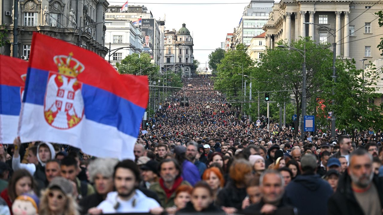 'Un problema en la cultura política:' los serbios piden algo más que el desarme para poner fin a la violencia tras los tiroteos masivos | CNN 2 ...se han convertido en protestas pidiendo la caída del gobierno.