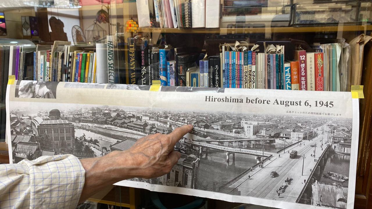 तेराओ परमाणु बम गिराए जाने से पहले हिरोशिमा को दिखाने वाली एक तस्वीर की ओर इशारा करता है और वह घर जहाँ उसने अपने जीवन के पहले चार साल बिताए थे।  उन्होंने कहा कि एक बच्चे के रूप में वह अपने बचपन के घर से हर दिन उस छत को देखते थे जिसे अब जेनबाकू डोम कहा जाता है - बमबारी के क्षेत्र में एकमात्र जीवित संरचना।