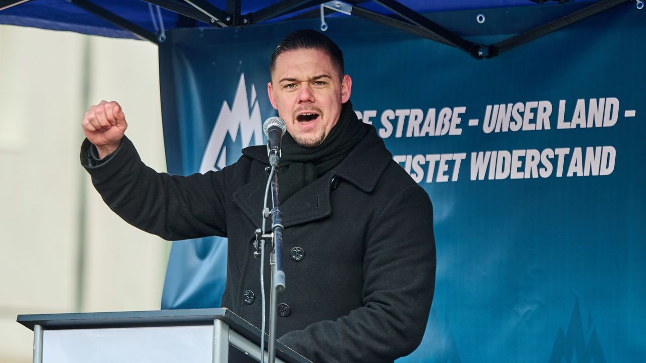 Hannes Gnauck durante una declaración de activistas de derecha de Young Alternative for Germany en la Puerta de Brandenburgo en Berlín. 