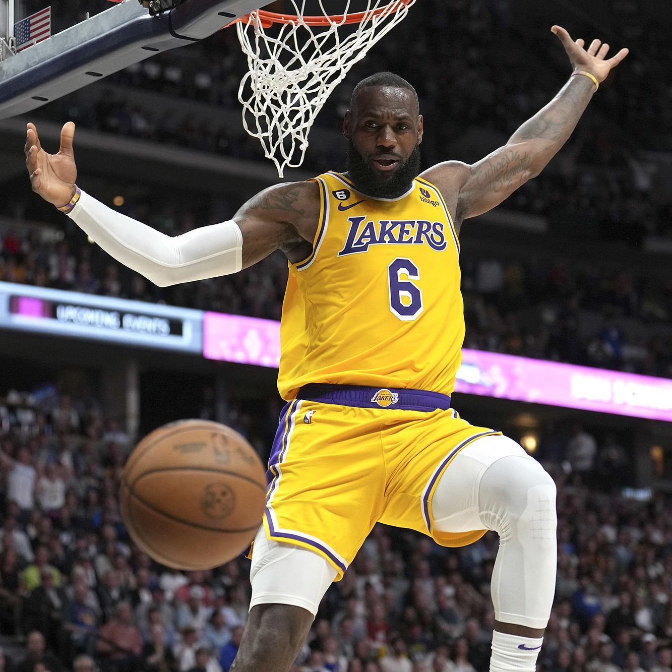 Lakers vs Nuggets Game 2: LeBron James proves he is human after missing an easy dunk in LA loss to Denver | CNN