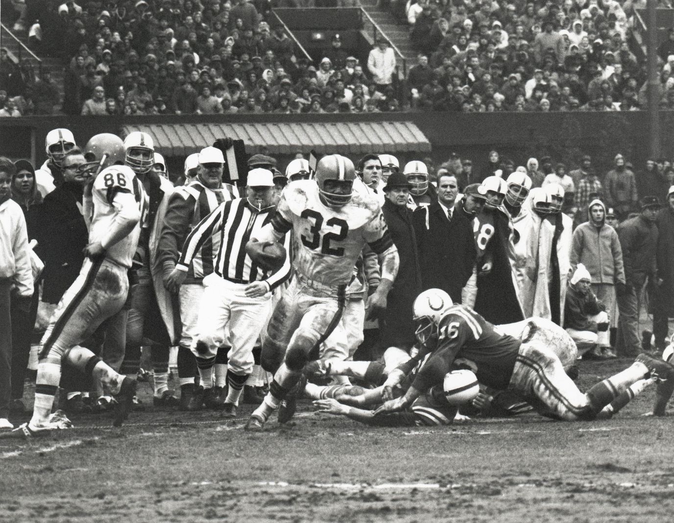 Browns Legend Jim Brown Getting Tackled by the NY Giants Editorial  Photography - Image of building, browns: 43717102