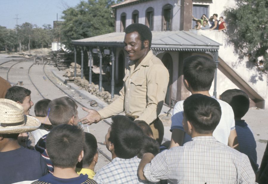 Brown meets with children in Madrid while on the set of the 1969 film "100 Rifles."
