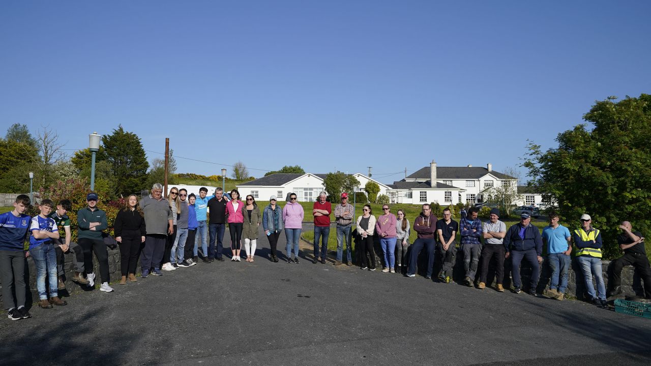 Los residentes locales bloquean el alojamiento para los solicitantes de asilo en el Magowna House Hotel en Inch, condado de Clare, el martes 16 de mayo de 2023.