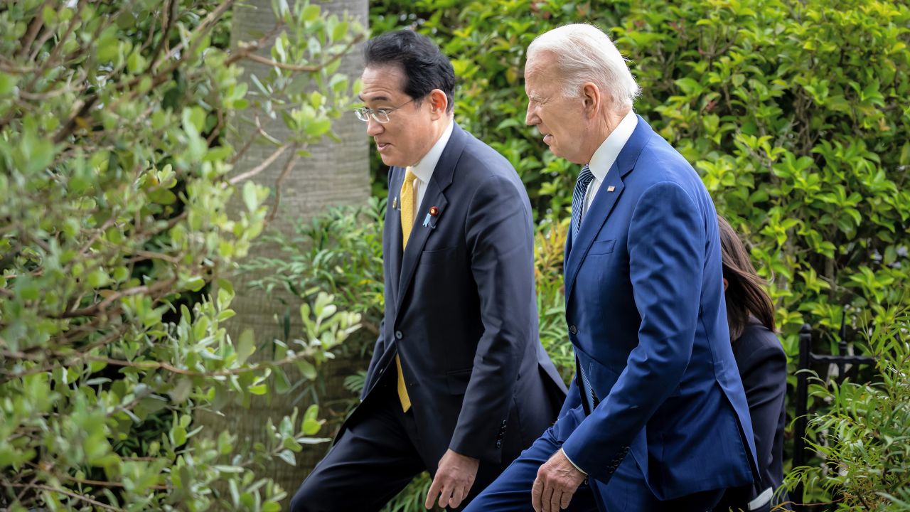 US President Joe Biden and Japanese Prime Minister Fumio Kishida walk to their working lunch on economic security during the G7 summit in Hiroshima on May 20, 2023. 