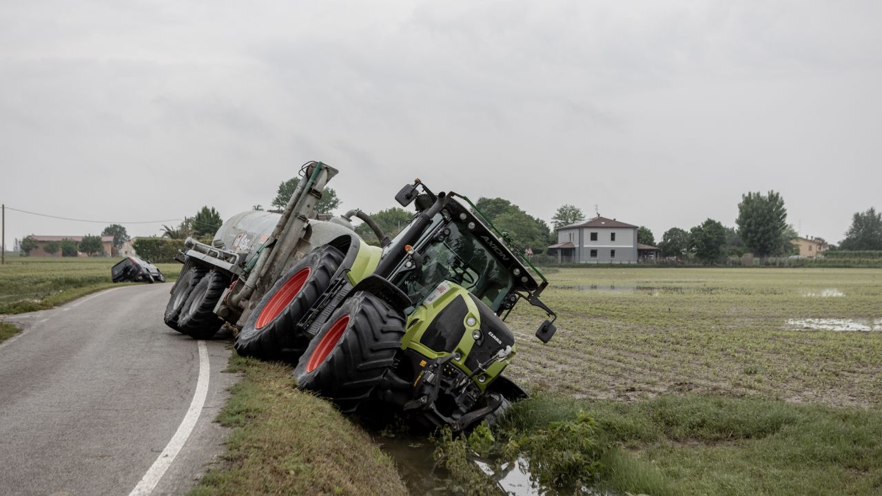 Un tractor se sale de la carretera después de una inundación en las afueras de Ravenna, en la región italiana de Emilia Romagna, el 20 de mayo.