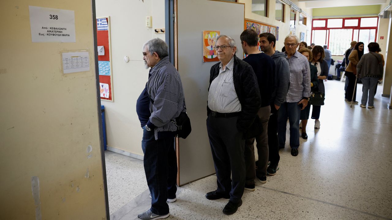 La gente hace cola para votar en un colegio electoral en Atenas, Grecia, el 21 de mayo de 2023. 