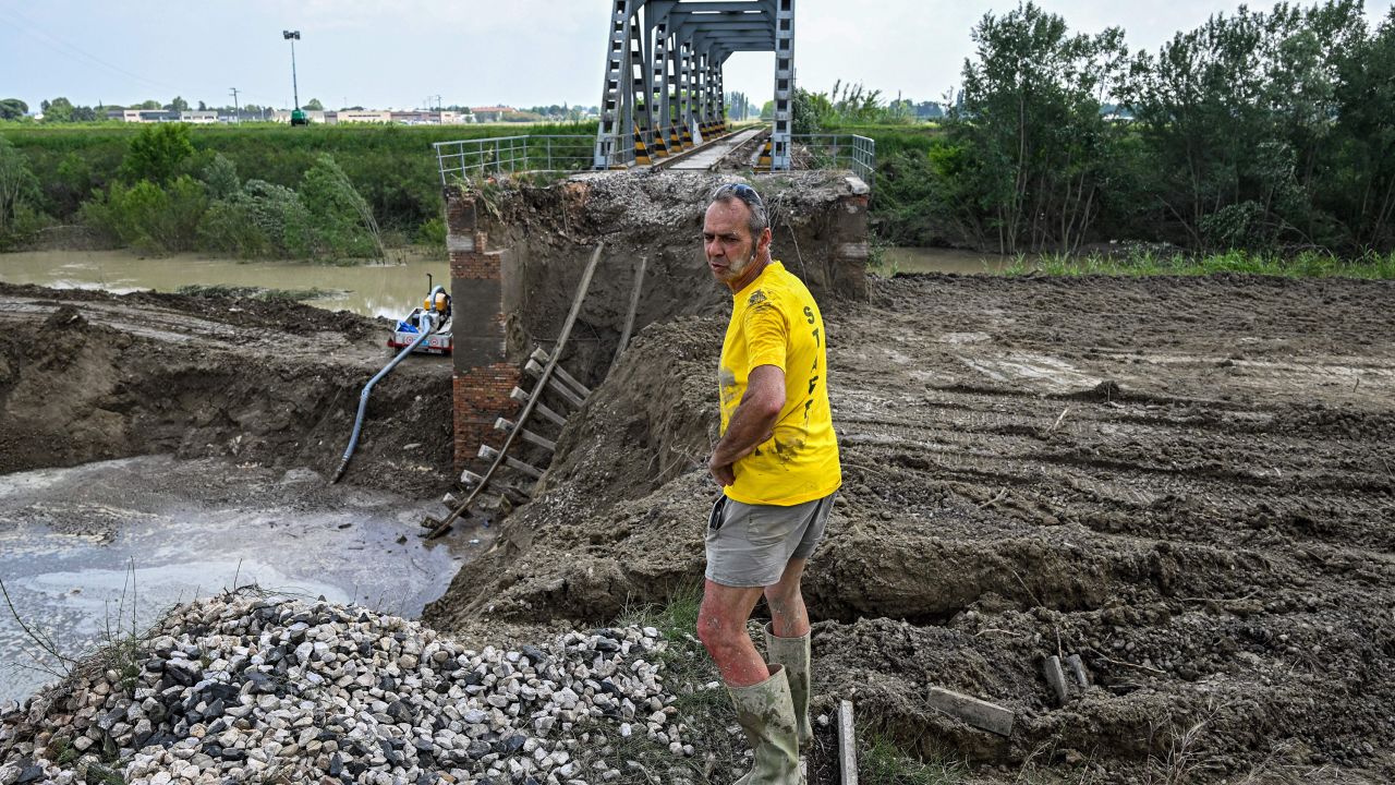 Ein Arbeiter steht an einer eingestürzten Eisenbahnbrücke, nachdem tödliche Überschwemmungen die Region Emilia-Romagna heimgesucht haben. 