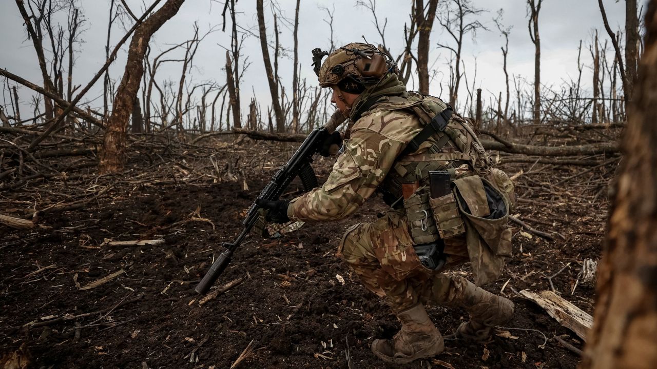 Украинский военнослужащий проверяет российские позиции в Бахмуте 11 мая 2023 года. Москва придает этому городу огромное значение, поскольку она изо всех сил пытается добиться успехов на Украине.