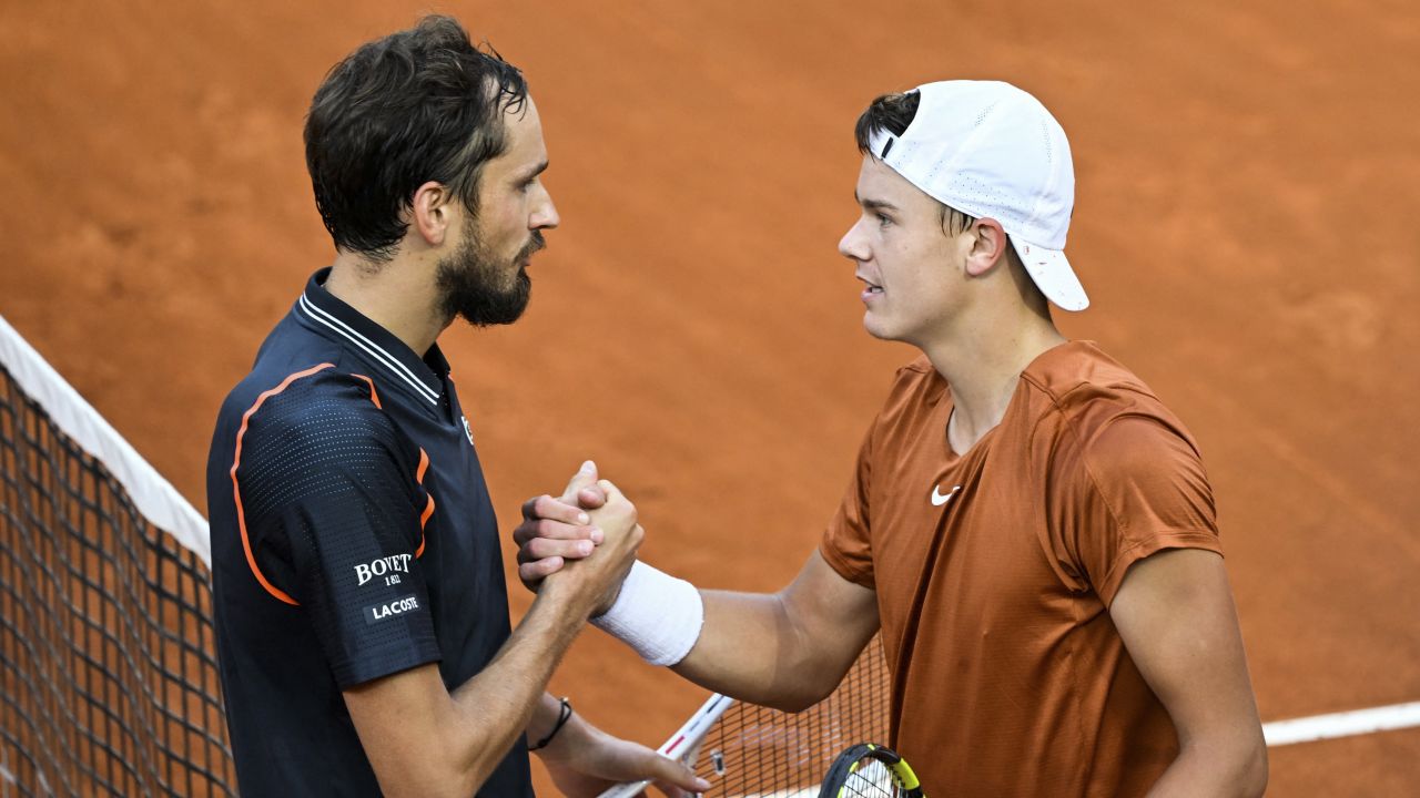 Medvedev (left) and Rune shake hands after the Italian Open final. 