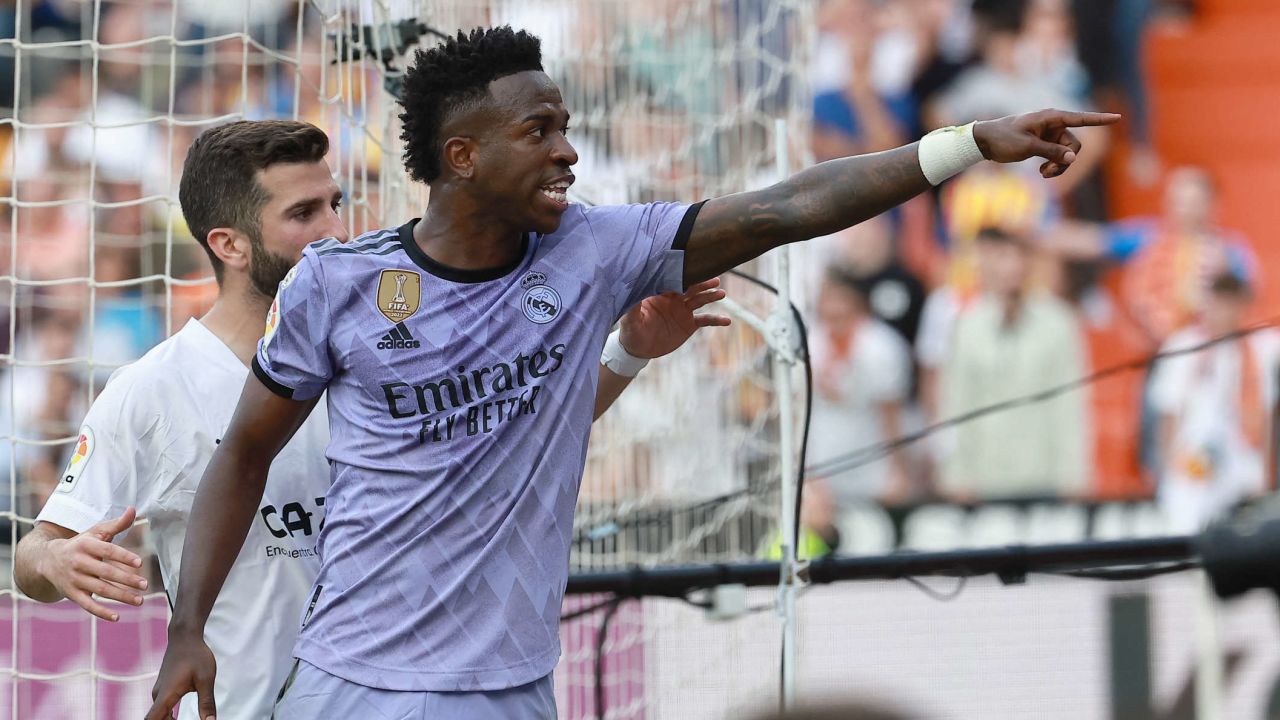 Vinícius points to the fans who were abusing him from the stands.