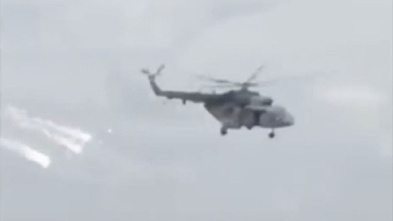 Вертолет кружит над Белгородской областью России, местом боевых действий между российскими перебежчиками и прокремлевскими войсками в разгар войны на Украине.