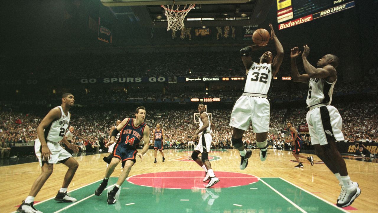 Sean Elliott #32 of the San Antonio Spurs pulls down a rebound against the New York Knicks during game two of the NBA Finals on June 18, 1999, at the Alamodome in San Antonio, Texas.