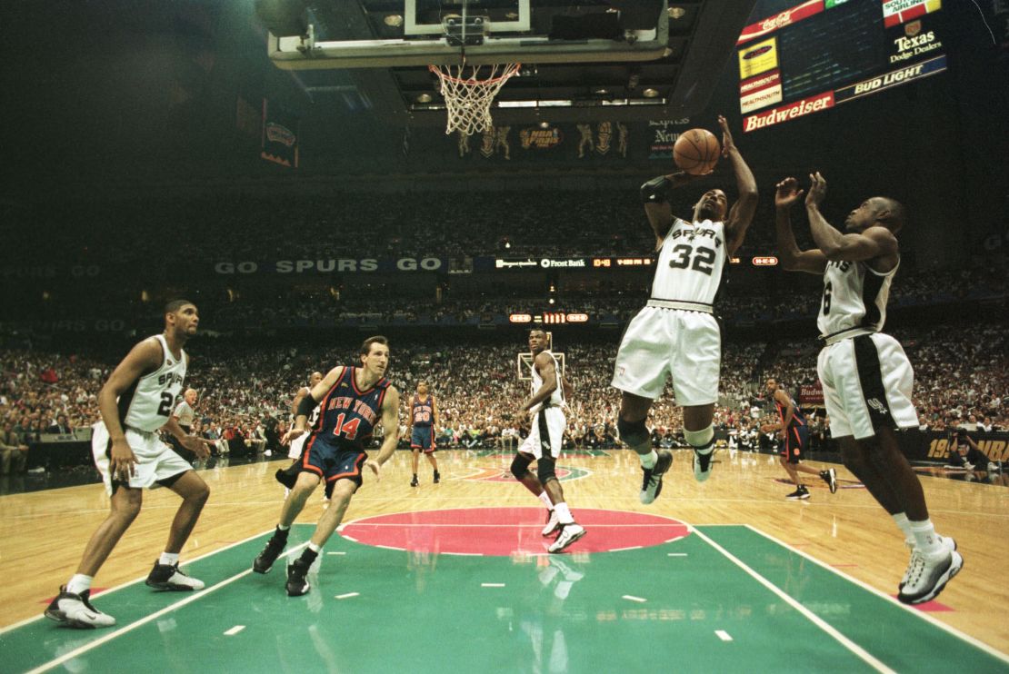 Sean Elliott #32 of the San Antonio Spurs pulls down a rebound against the New York Knicks during game two of the NBA Finals on June 18, 1999, at the Alamodome in San Antonio, Texas.