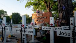  УВАЛДЕ, ТЕКСАС – 27 АПРИЛ: Мемориал, посветен на 19-те деца и двама възрастни, убити на 24 май 2022 г. по време на масовата стрелба в началното училище Роб, се вижда на 27 април 2023 г. в Увалде, Тексас. Град Увалде се подготвя да отбележи 1-годишнината от 19-те деца и двама възрастни, убити по време на миналогодишната масова стрелба в началното училище Роб. (Снимка от Brandon Bell/Getty Images)