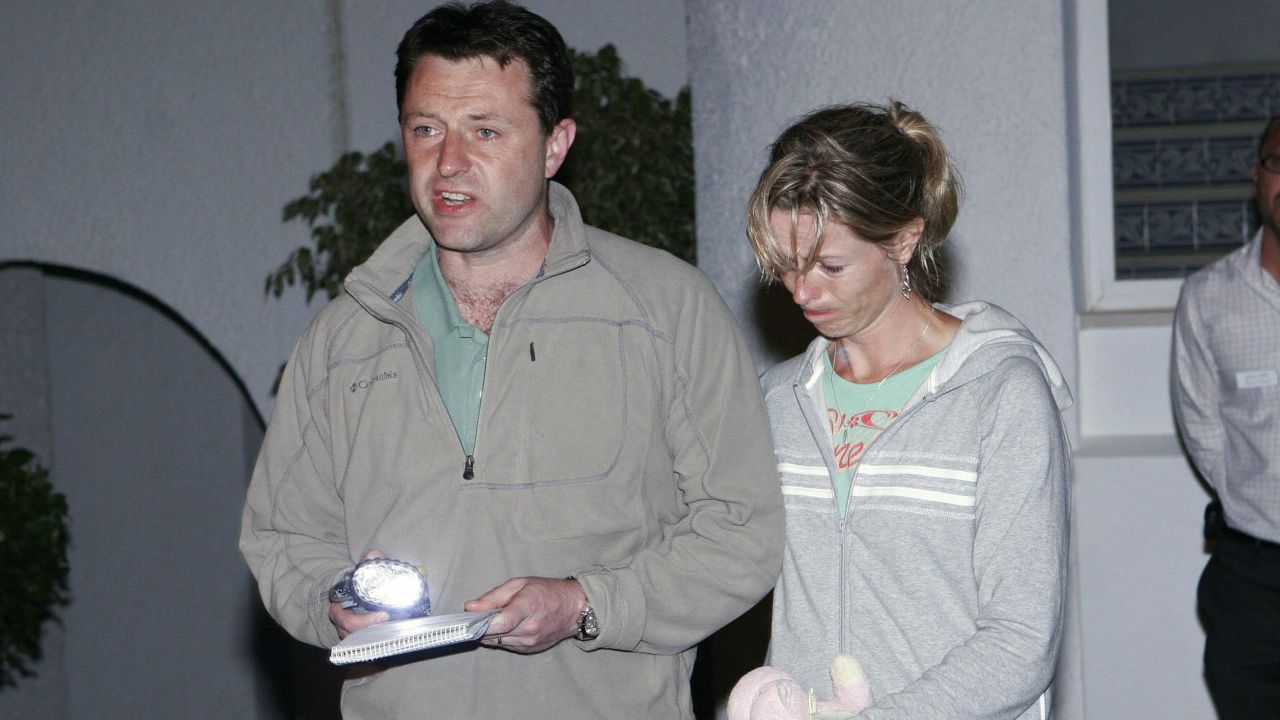 Familja McCanns foli për mediat në Praia da Luz një ditë pasi vajza e tyre u zhduk më 4 maj 2007.