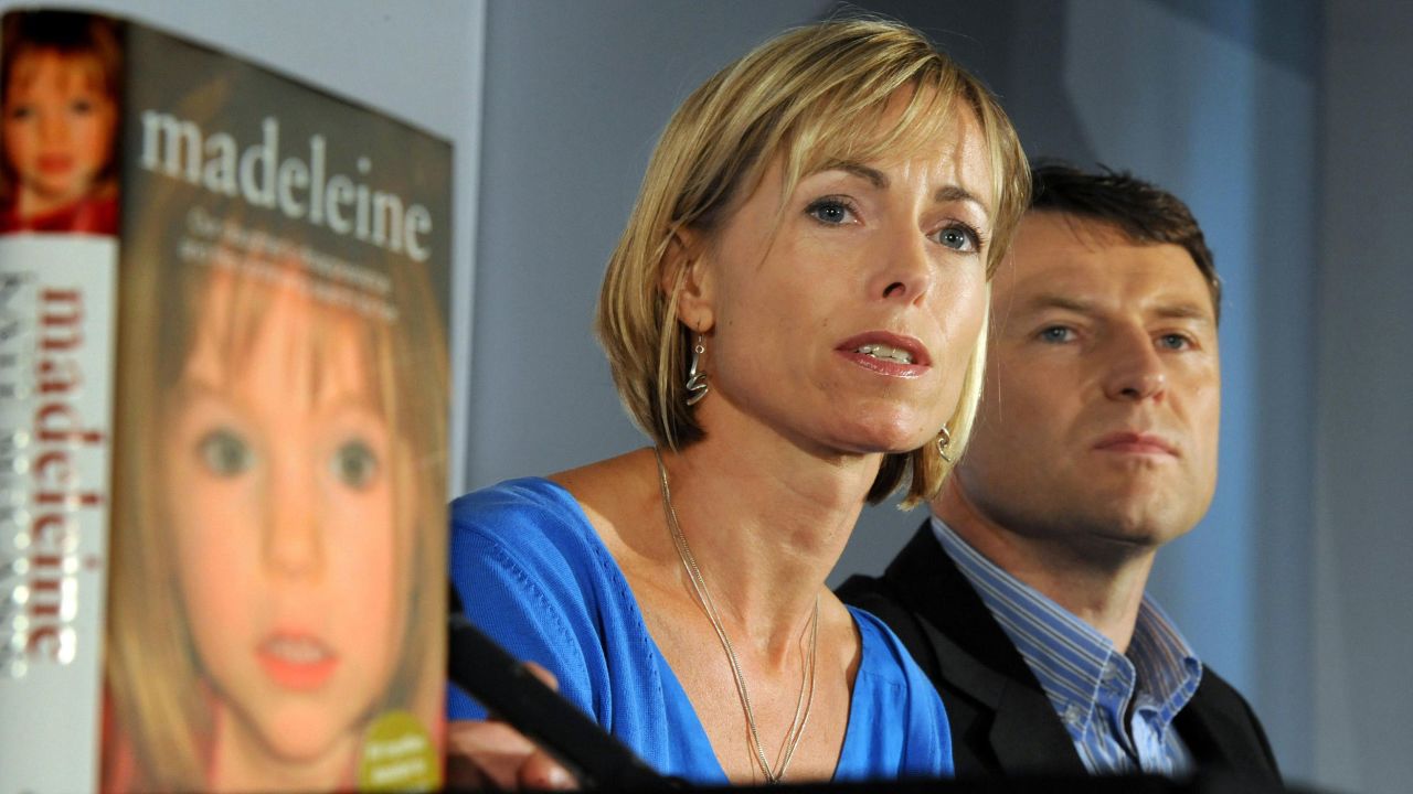 Kate dhe Gerry McCann japin një konferencë shtypi në qendër të Londrës për librin e tyre "Madeleine" për zhdukjen e vajzës së tyre në 2007. 