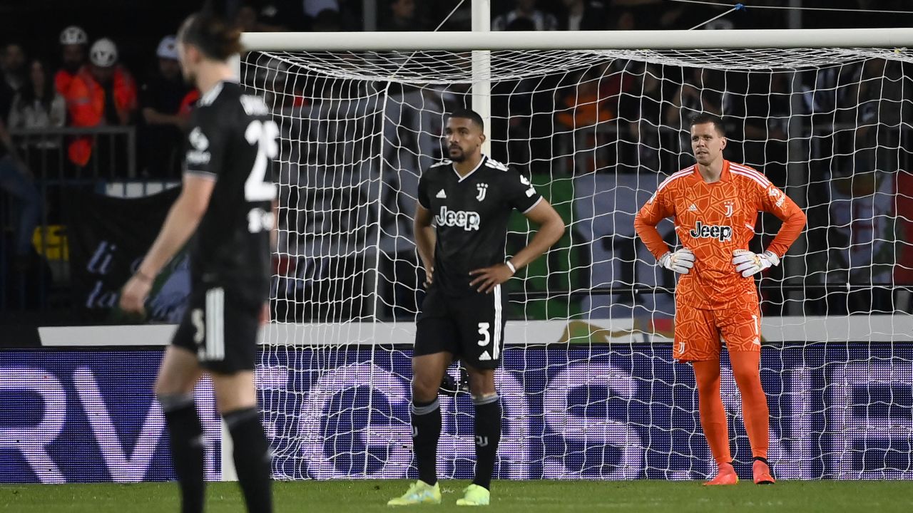 Juventus' Gleison Bremer (left) and Wojciech Szczęsny react to Empoli's third goal. 
