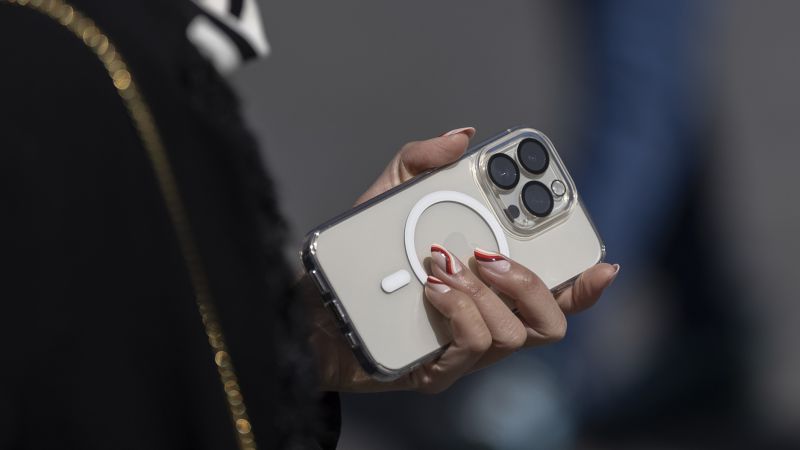 NextImg:Apple announces multibillion-dollar agreement for 5G components made in US | CNN Business