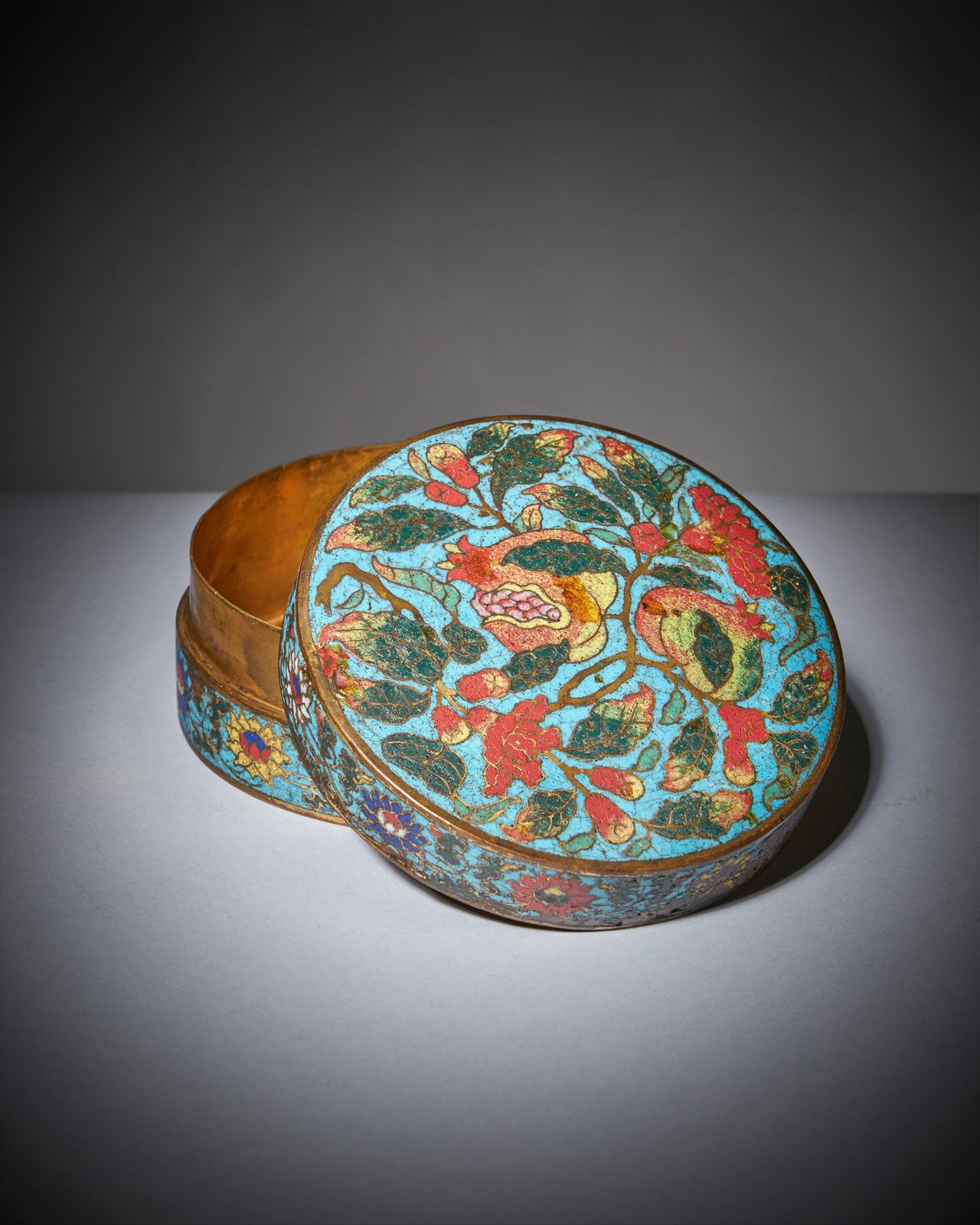 Ming Dynasty box that sat in an attic for decades sells for $358,000 3 This is the first time the box has appeared on the market for 77 years.