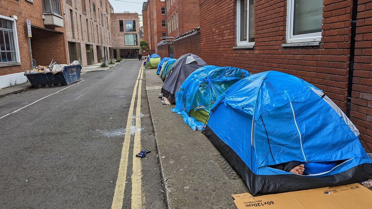 Decenas de solicitantes de asilo acampan en la calle Grattan de Dublín.