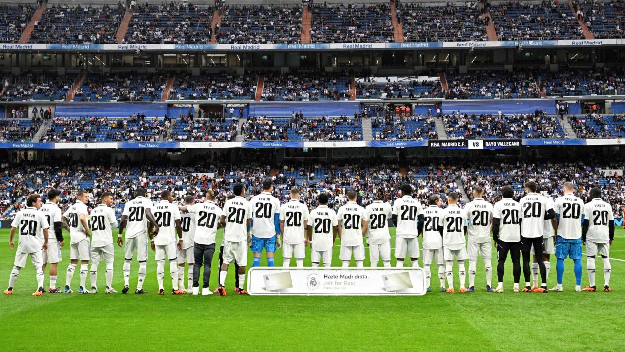 Real Madrid's players wear the jersey of Vinícius Jr. in support of their teammate before the game against Rayo Vallecano.