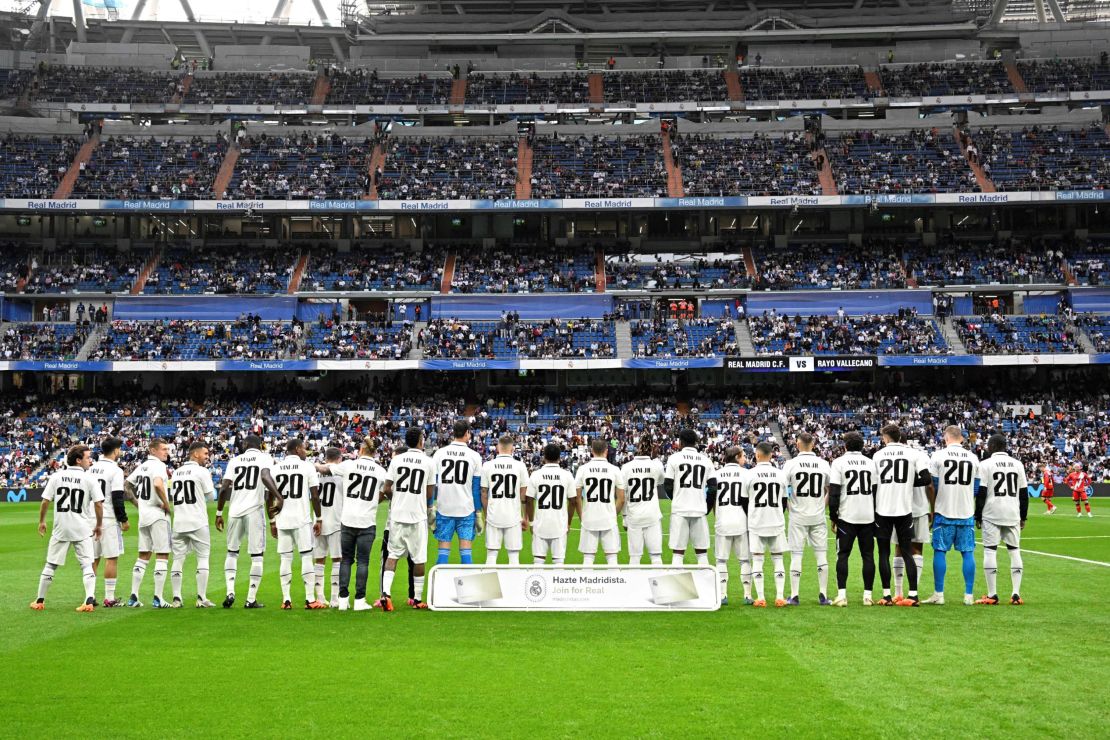 Real Madrid's players wear the jersey of Vinícius Jr. in support of their teammate before the game against Rayo Vallecano.