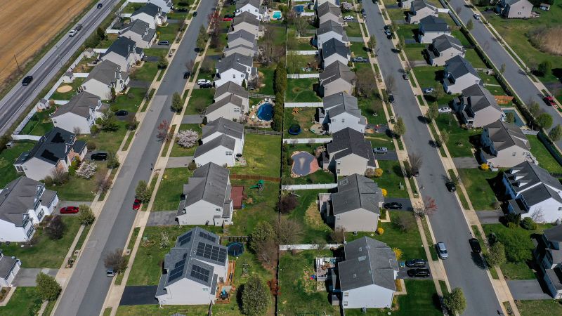 NextImg:Mortgage rates rise as debt ceiling standoff drags on | CNN Business
