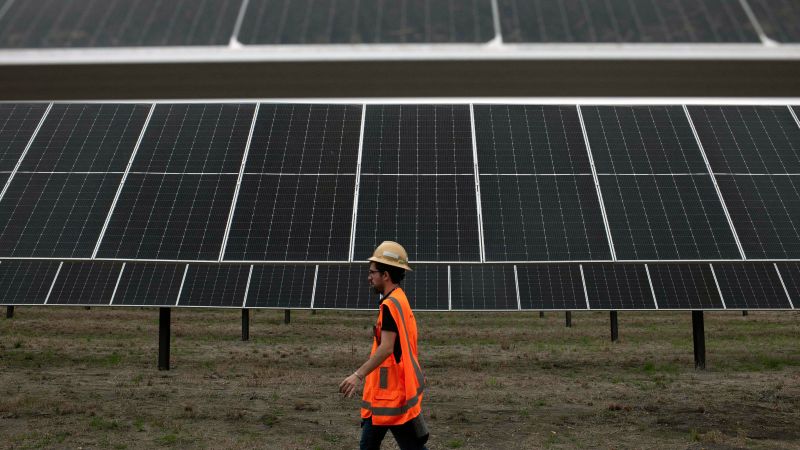 NextImg:House fails to override Biden veto on solar panel tariff measure | CNN Politics
