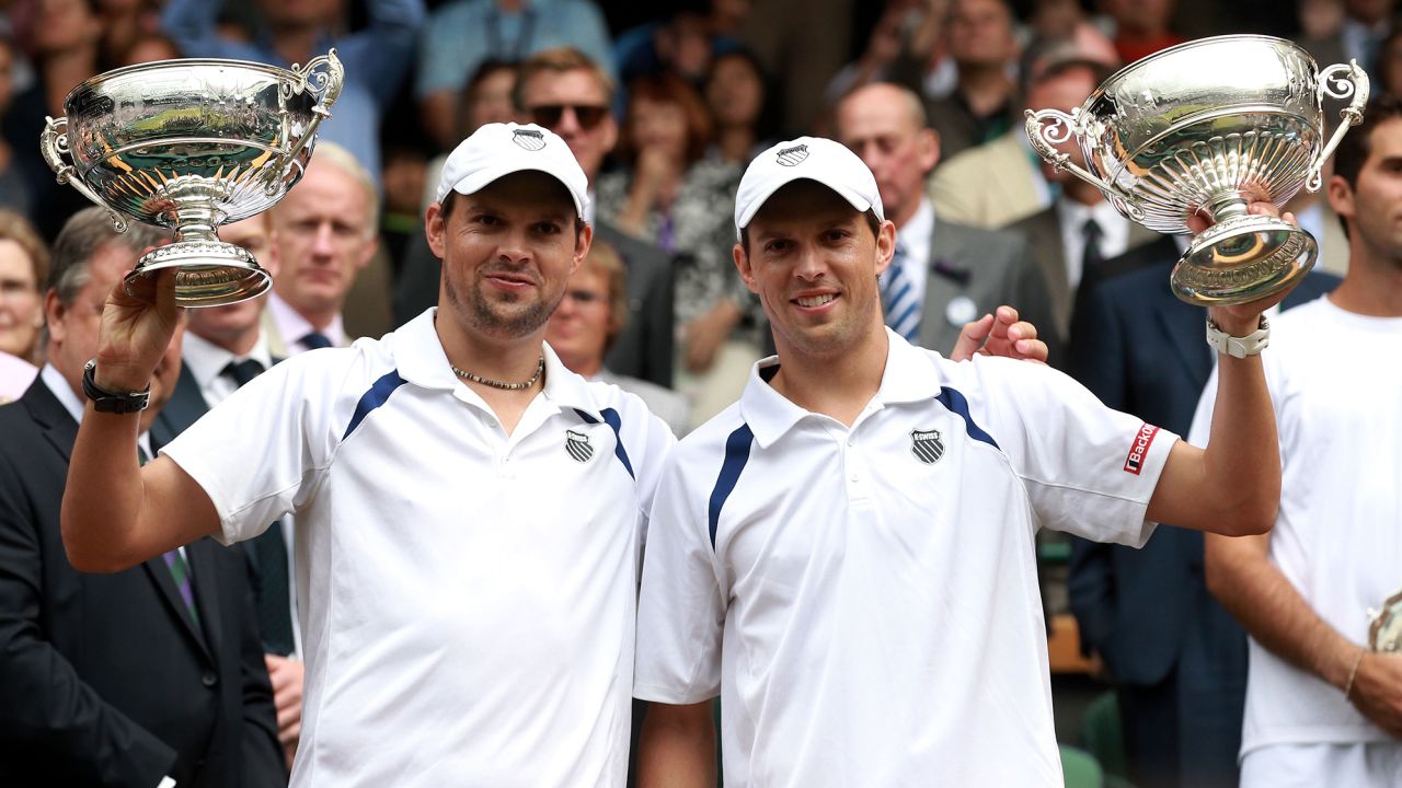 Bob (vasakul) ja Mike Bryan hoiavad 2011. aastal oma Wimbledoni paarismängu trofeed. 