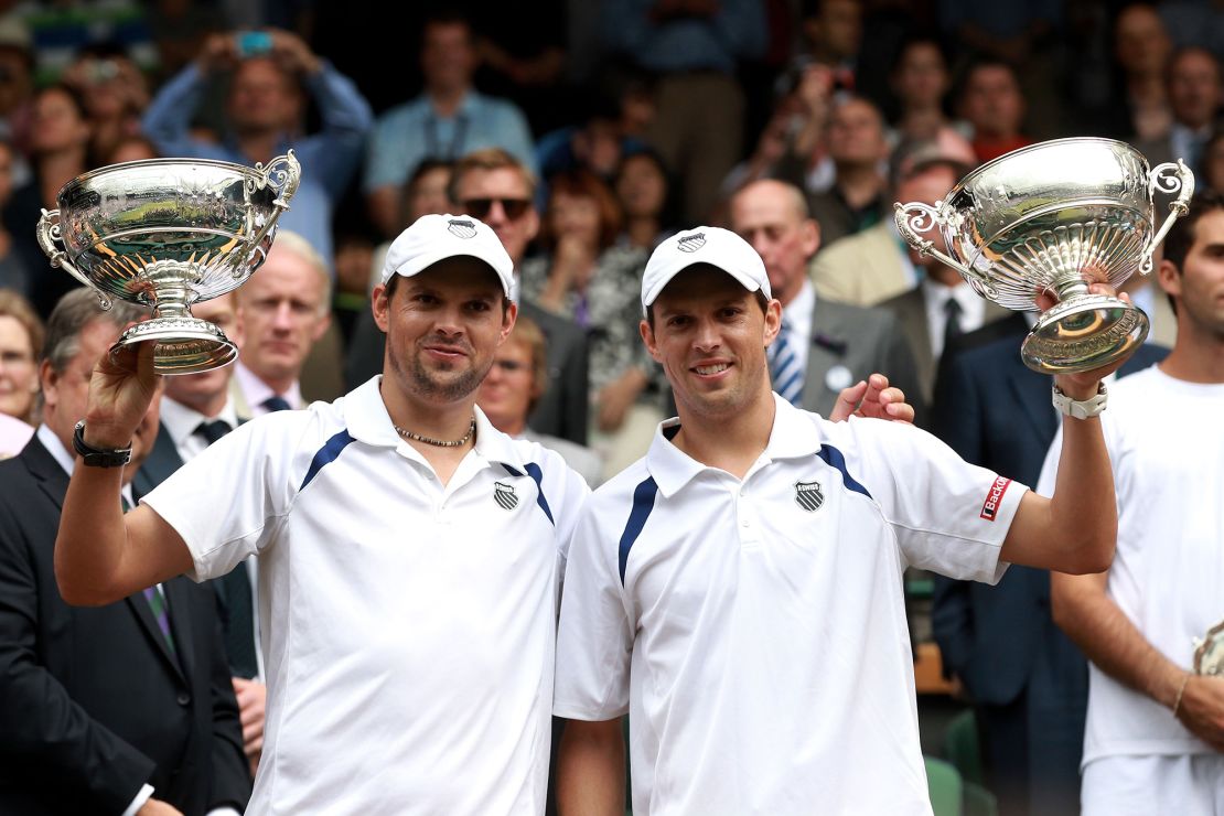 Bob (left) and Mike Bryan hold up their Wimbledon doubles trophies in 2011. 