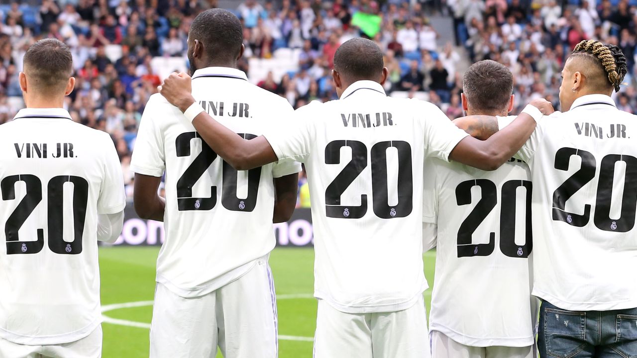 MADRID, SPAIN - MAY 24: Players of Real Madrid wear a jersey in support of Vinicius Junior of Real Madrid prior to the LaLiga Santander match between Real Madrid CF and Rayo Vallecano at Estadio Santiago Bernabeu on May 24, 2023 in Madrid, Spain. (Photo by Florencia Tan Jun/Getty Images)