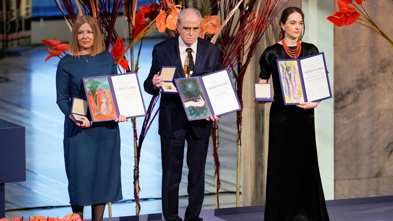 Los representantes reciben el Premio Nobel de la Paz 2022 en el Ayuntamiento de Oslo, Noruega, el 10 de diciembre de 2022. 