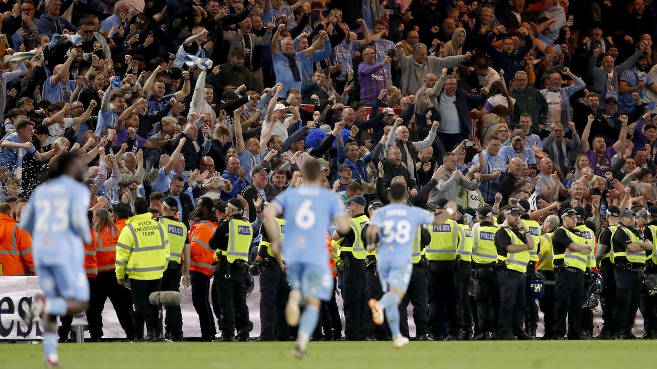 Los fanáticos de Coventry a tiempo completo celebran después del partido de vuelta de la semifinal del Campeonato contra Middlesbrough. 