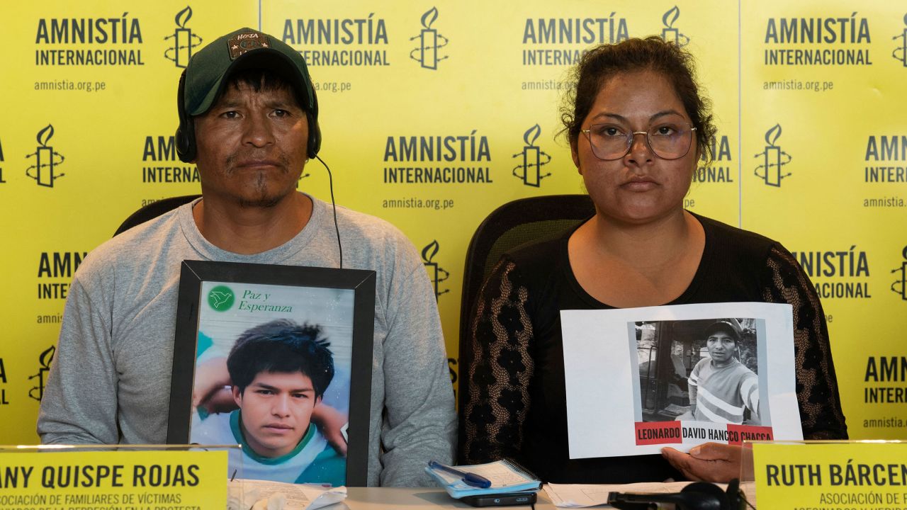 Dany Quispe dan Ruth Barcena, yang masing-masing kehilangan putra dan suami mereka selama demonstrasi berbeda, menghadiri konferensi pers dengan perwakilan Amnesti Internasional di Lima, Peru, pada 16 Februari 2023.