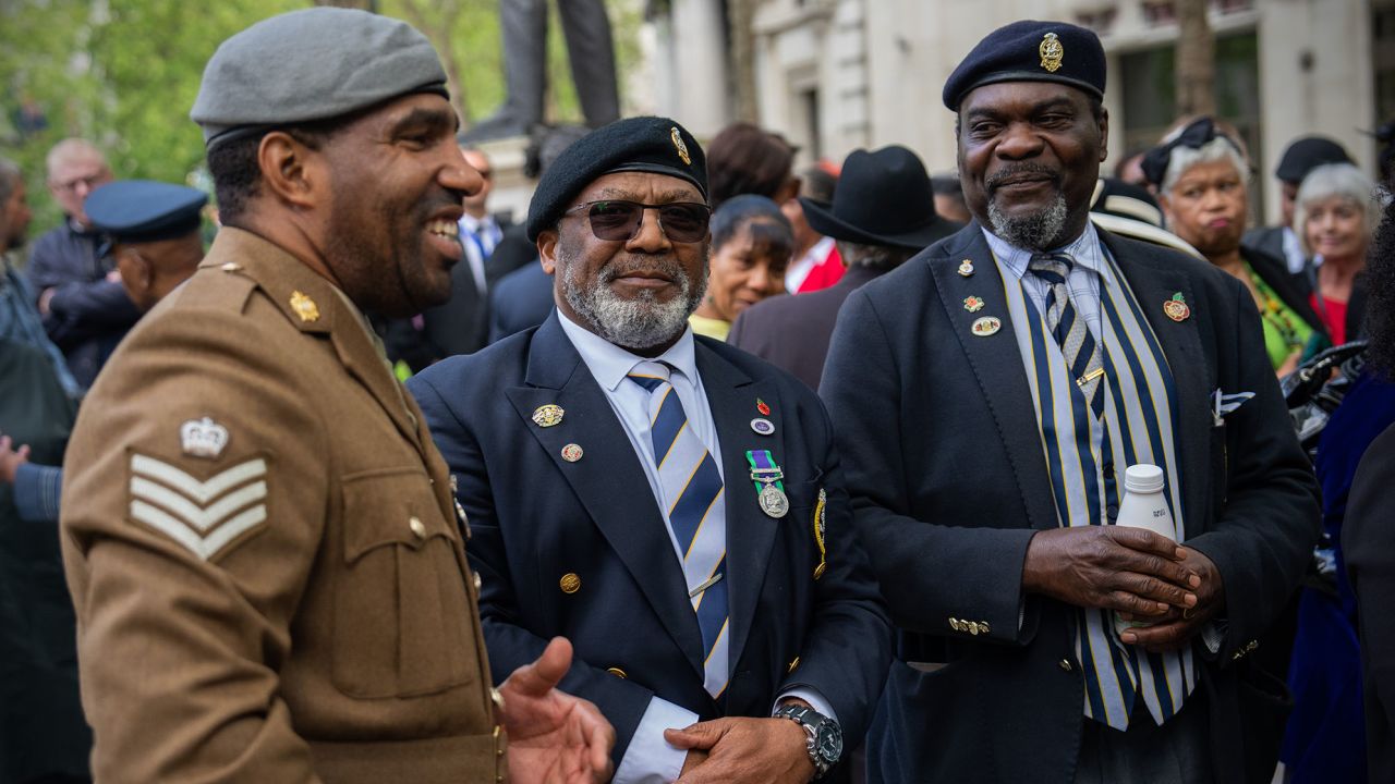 Los miembros del servicio y los veteranos se alinearon para asistir al funeral de Brown el 25 de mayo.