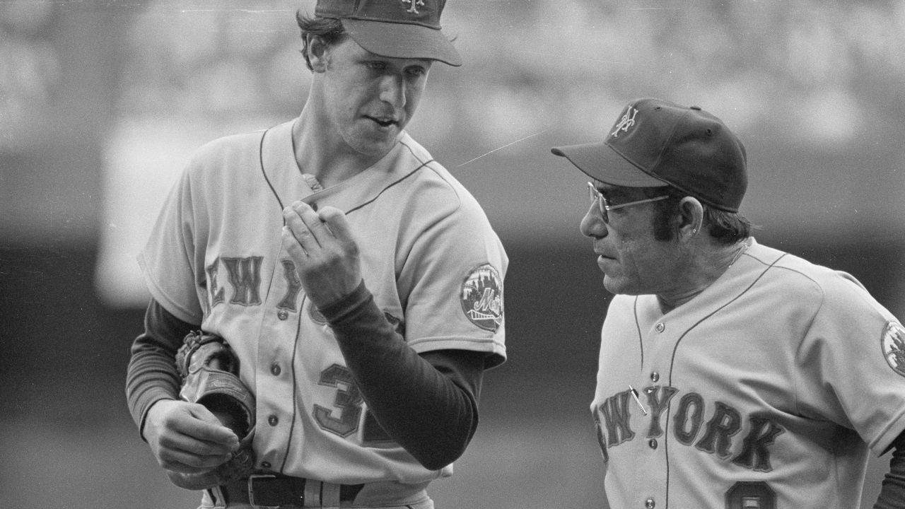 Mets manager Yogi Berra (R) chats to pitcher Jon Matlack in an undated photo.