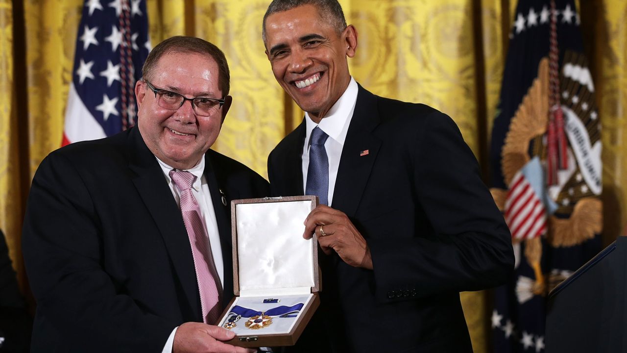 Larry Berra (l.), Sohn der Baseballlegende Yogi Berra, erhält im Namen seines Vaters die Presidential Medal of Freedom von US-Präsident Barack Obama (r.) während einer East Room-Zeremonie am 24. November 2015 im Weißen Haus in Washington, DC.