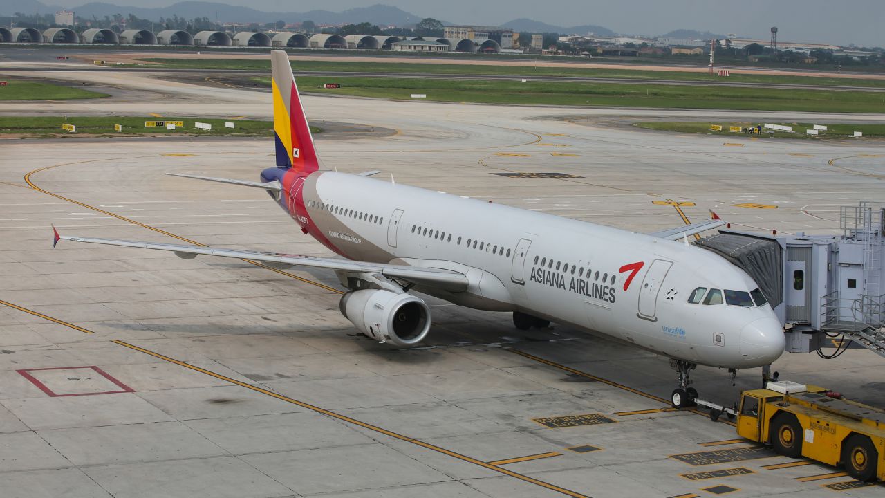 An Asiana Airlines Airbus A321-200 is seen at Noi Bai International Airport in Hanoi, Vietnam in this file photo. A similar type of plane is thought to have been involved in the latest incident.