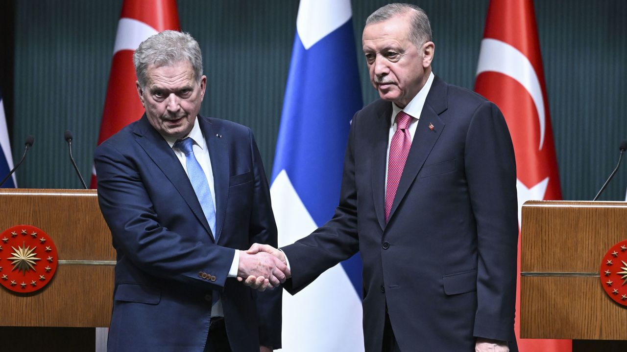 Turkish President Recep Tayyip Erdogan (right) and Finnish President Sauli Niinisto (left) shake hands following a joint press conference held after their meeting at the presidential compound in Ankara, Turkey, March 17 .