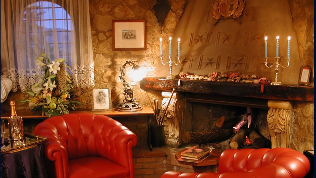 Bookings must be made by phone, in the evenings, and confirmed 10 days prior to the event.
