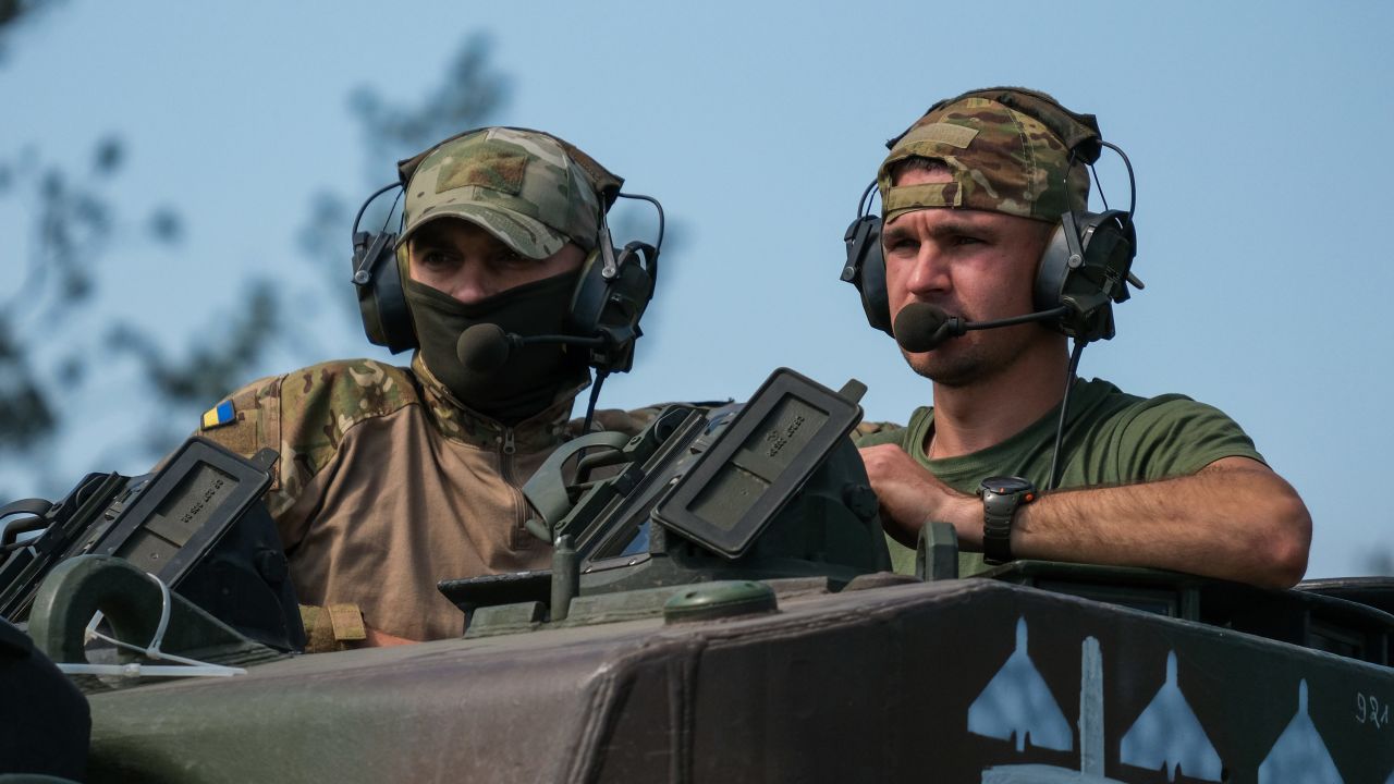 Oleh, a la derecha, dice que el ejército de su país ahora es capaz de destruir cualquier tipo de misil que Rusia dispare contra Ucrania.